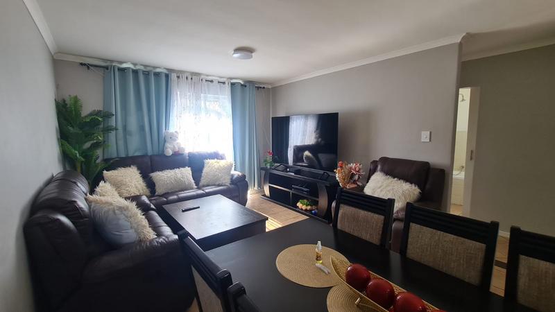 2 Bedroom Property for Sale in Oakglen Western Cape